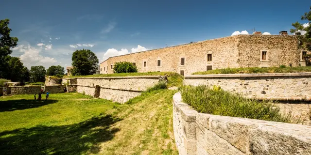 Vue des fortifications et des fossés de la citadelle de Mont-Louis, ouvrage militaire de Vauban classé au patrimoine mondial de l’UNESCO, sous un ciel d’été.