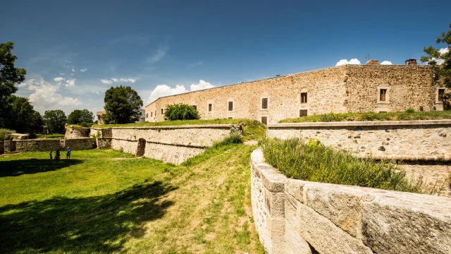 Vue des fortifications et des fossés de la citadelle de Mont-Louis, ouvrage militaire de Vauban classé au patrimoine mondial de l’UNESCO, sous un ciel d’été.