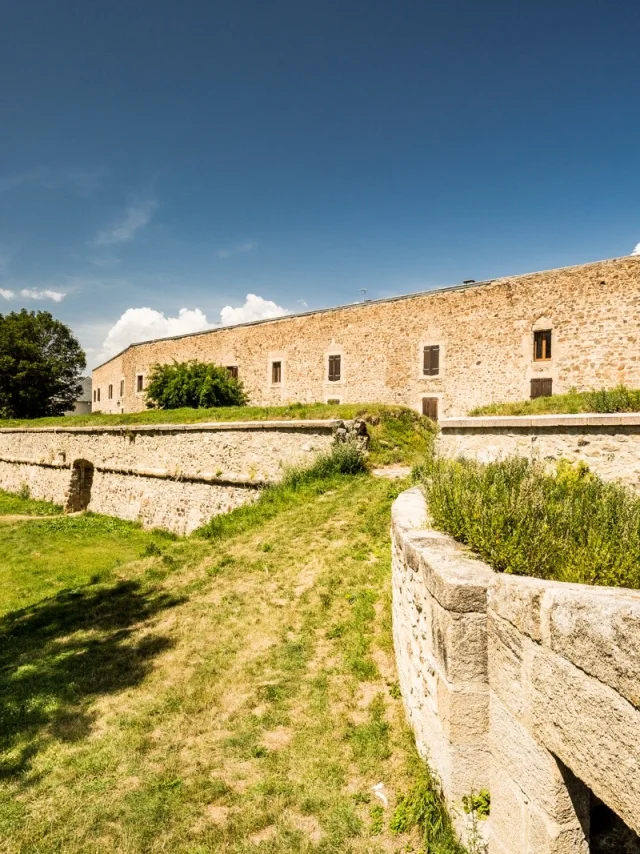 Vue des fortifications et des fossés de la citadelle de Mont-Louis, ouvrage militaire de Vauban classé au patrimoine mondial de l’UNESCO, sous un ciel d’été.