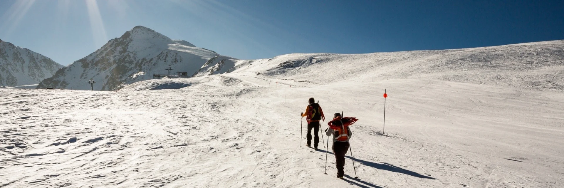 Randonneurs en raquettes au sommet de la station de Porté-Puymorens, face aux montagnes enneigées des Pyrénées-Orientales, aux portes de l’Andorre.