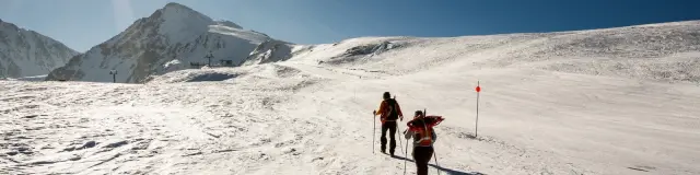 Randonneurs en raquettes au sommet de la station de Porté-Puymorens, face aux montagnes enneigées des Pyrénées-Orientales, aux portes de l’Andorre.