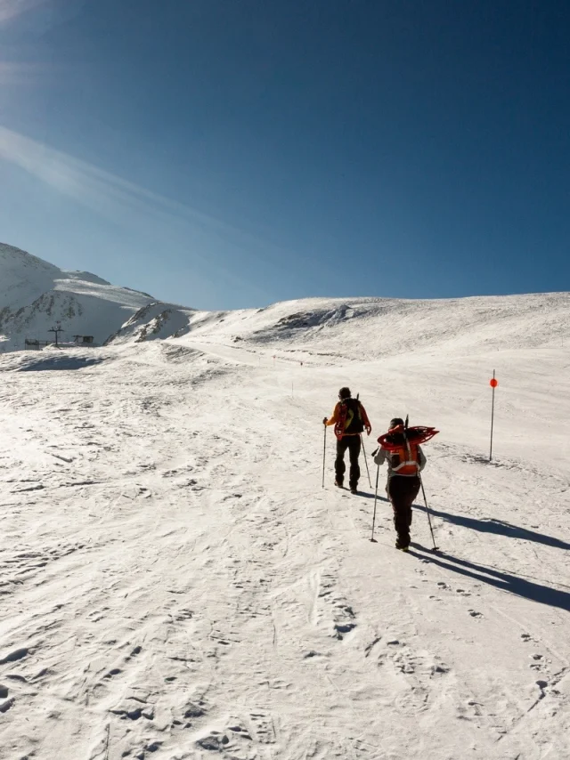 Randonneurs en raquettes au sommet de la station de Porté-Puymorens, face aux montagnes enneigées des Pyrénées-Orientales, aux portes de l’Andorre.