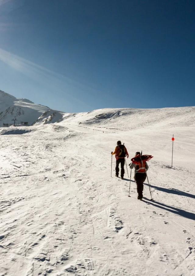 Randonneurs en raquettes au sommet de la station de Porté-Puymorens, face aux montagnes enneigées des Pyrénées-Orientales, aux portes de l’Andorre.