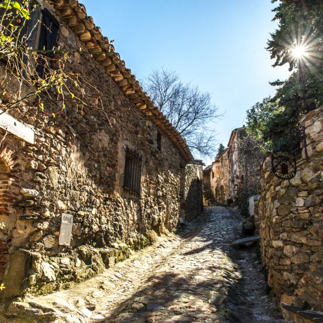 Ruelle pavée et maisons en pierre du village médiéval de Castelnou, classé parmi les Plus Beaux Villages de France, dans les Aspres.