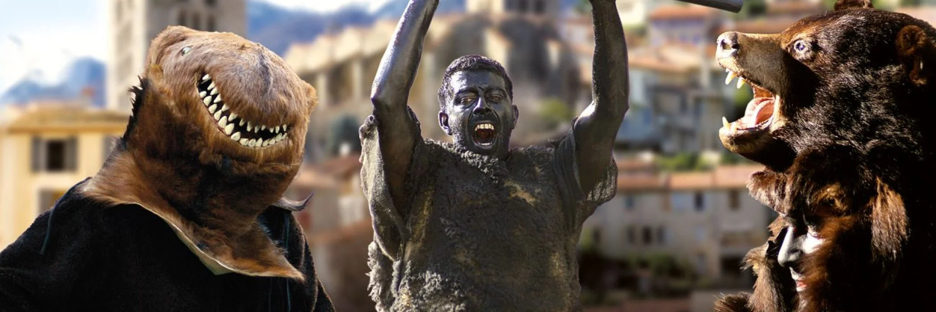 Personnages costumés incarnant la Fête de l’Ours dans un village des Pyrénées, avec des participants grimés et des costumes d’ours sur fond de clochers et de montagnes.