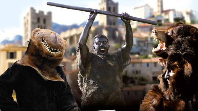 Personnages costumés incarnant la Fête de l’Ours dans un village des Pyrénées, avec des participants grimés et des costumes d’ours sur fond de clochers et de montagnes.