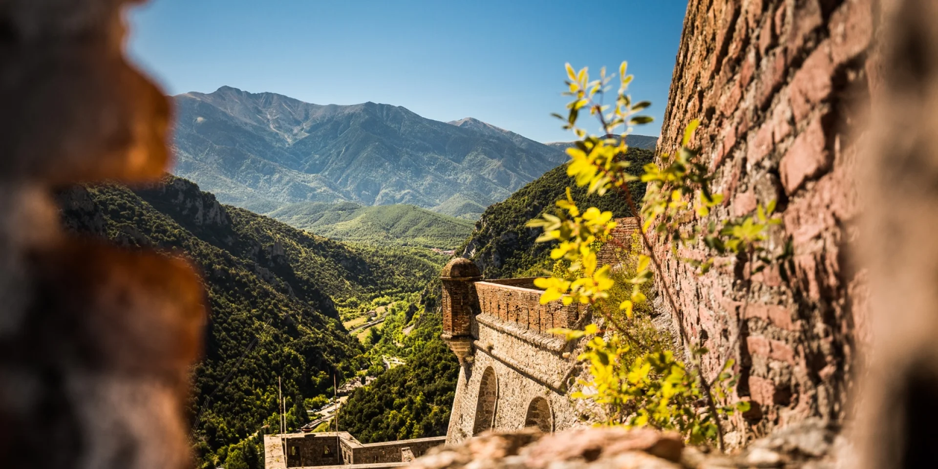 Vue du Canigó depuis les fortifications de Villefranche-de-Conflent, cité Vauban classée au patrimoine mondial de l’UNESCO, dans la vallée verdoyante du Conflent.