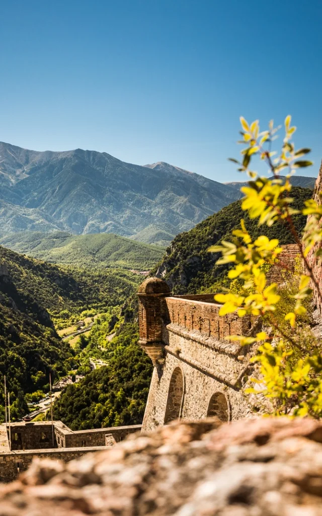 Vue du Canigó depuis les fortifications de Villefranche-de-Conflent, cité Vauban classée au patrimoine mondial de l’UNESCO, dans la vallée verdoyante du Conflent.