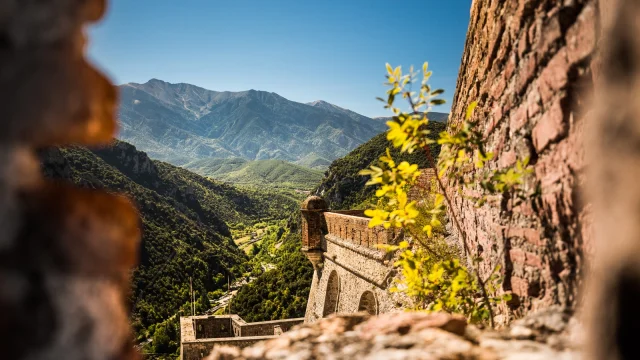 Vue du Canigó depuis les fortifications de Villefranche-de-Conflent, cité Vauban classée au patrimoine mondial de l’UNESCO, dans la vallée verdoyante du Conflent.