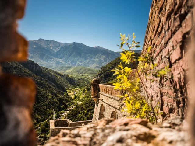 Vue du Canigó depuis les fortifications de Villefranche-de-Conflent, cité Vauban classée au patrimoine mondial de l’UNESCO, dans la vallée verdoyante du Conflent.
