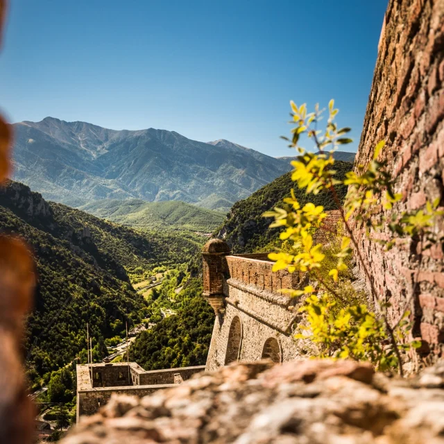 Vue du Canigó depuis les fortifications de Villefranche-de-Conflent, cité Vauban classée au patrimoine mondial de l’UNESCO, dans la vallée verdoyante du Conflent.