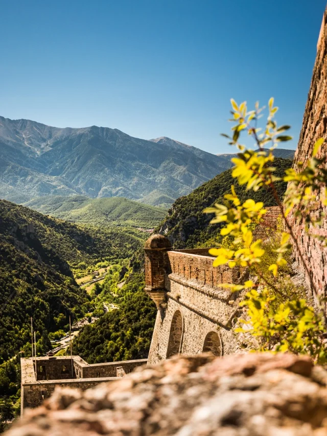 Vue du Canigó depuis les fortifications de Villefranche-de-Conflent, cité Vauban classée au patrimoine mondial de l’UNESCO, dans la vallée verdoyante du Conflent.