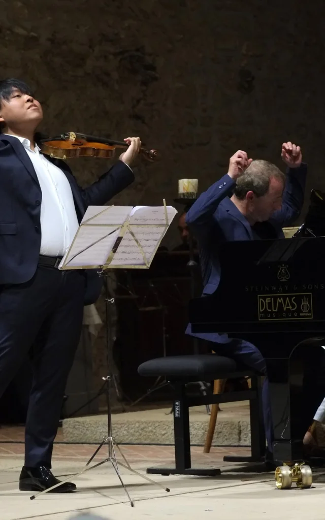 Violoniste et pianiste en pleine interprétation sur scène lors d’un concert de musique classique.