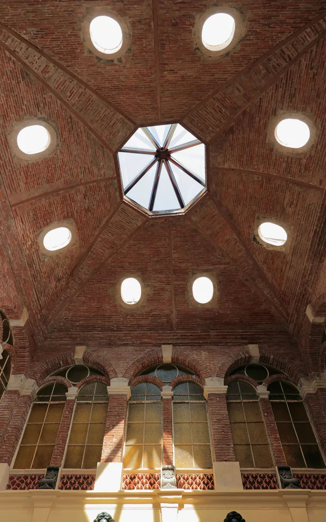 Plafond en brique et verrière octogonale des Thermes Romains d’Amélie-les-Bains.