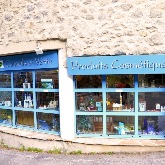Vitrine de la boutique des Bains de Saint-Thomas proposant conseils et vente de produits cosmétiques élaborés à base d’eau thermale.