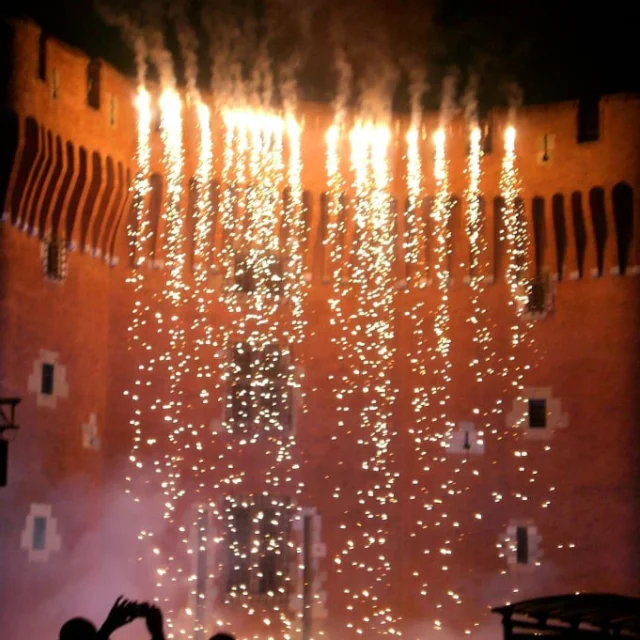Feu d’artifice illuminant la façade du Castillet à Perpignan lors des festivités de la Sant Joan.