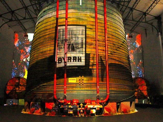 Vue de la gigantesque cuve en chêne de la Cave Byrrh à Thuir, la plus grande au monde, mise en lumière par un spectacle immersif retraçant l’histoire du célèbre apéritif catalan.