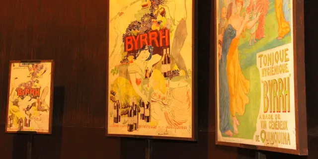 Affiches publicitaires anciennes de la marque Byrrh exposées à la Cave Byrrh de Thuir, illustrant l’histoire et l’univers visuel emblématique du célèbre apéritif catalan.
