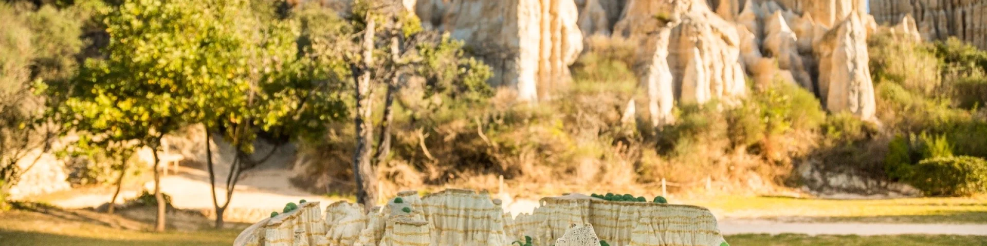 Maquette en relief des Orgues d’Ille-sur-Têt présentée devant les formations rocheuses réelles.