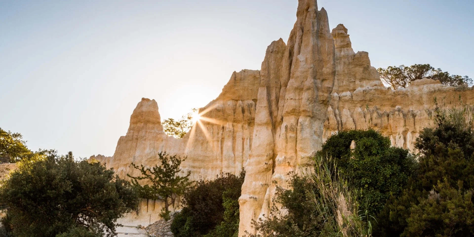 Chemin menant aux formations rocheuses des Orgues d’Ille-sur-Têt au coucher du soleil.