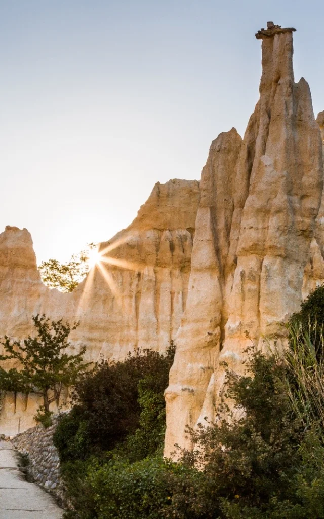 Chemin menant aux formations rocheuses des Orgues d’Ille-sur-Têt au coucher du soleil.