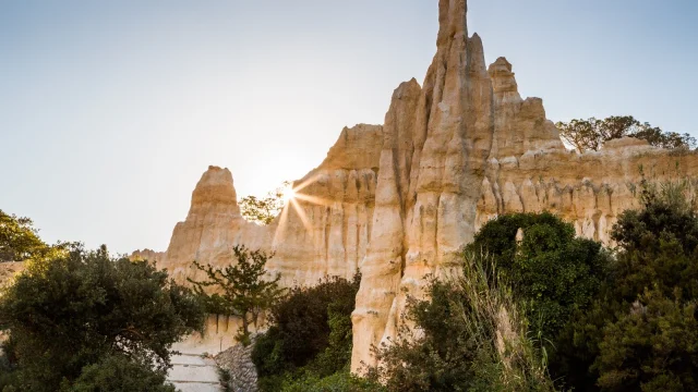 Chemin menant aux formations rocheuses des Orgues d’Ille-sur-Têt au coucher du soleil.