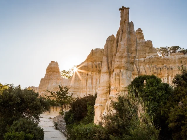 Chemin menant aux formations rocheuses des Orgues d’Ille-sur-Têt au coucher du soleil.