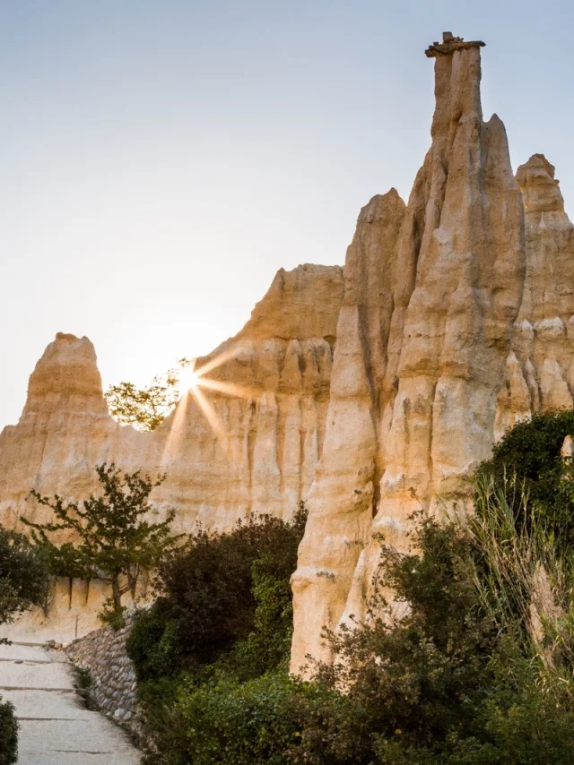 Chemin menant aux formations rocheuses des Orgues d’Ille-sur-Têt au coucher du soleil.