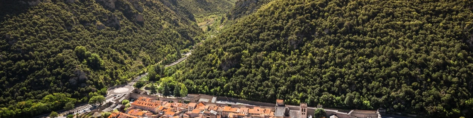 Vue aérienne de Villefranche-de-Conflent, cité fortifiée au pied du massif du Canigó.