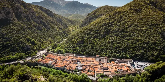 Vue aérienne de Villefranche-de-Conflent, cité fortifiée au pied du massif du Canigó.