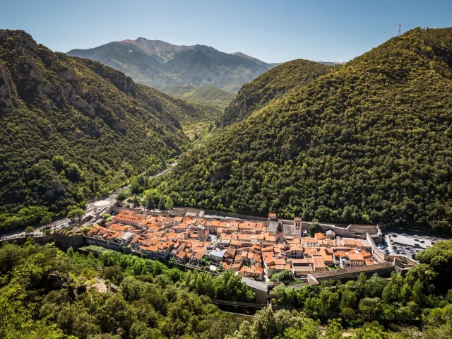 Vue aérienne de Villefranche-de-Conflent, cité fortifiée au pied du massif du Canigó.