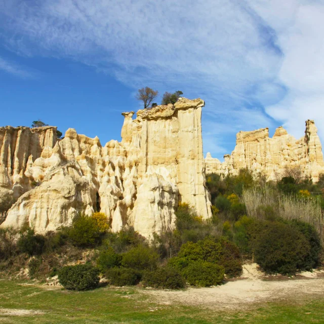 Paysage des Orgues d’Ille-sur-Têt, formations rocheuses aux formes sculptées par l’érosion sous un ciel bleu.