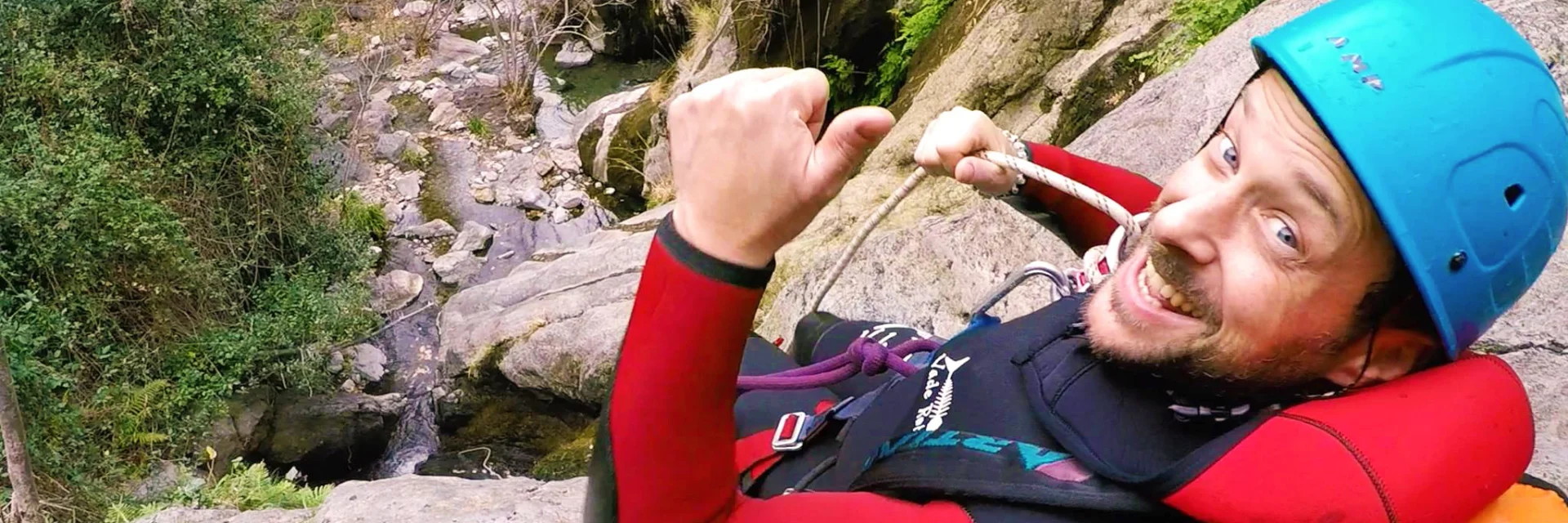 Participant équipé pour le canyoning prêt à descendre en rappel à Thuès-les-Bains.