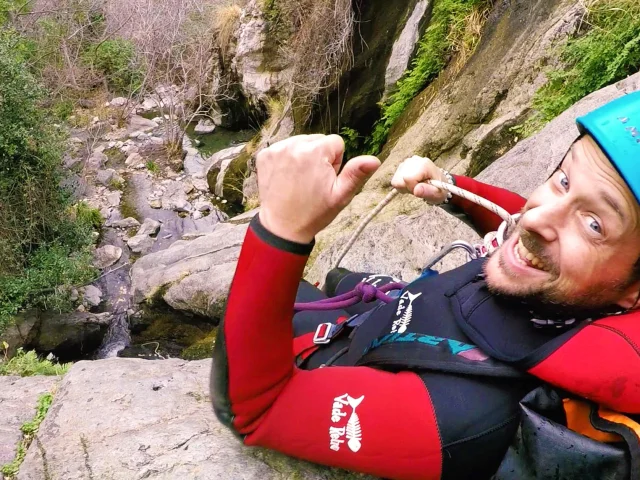 Participant équipé pour le canyoning prêt à descendre en rappel à Thuès-les-Bains.