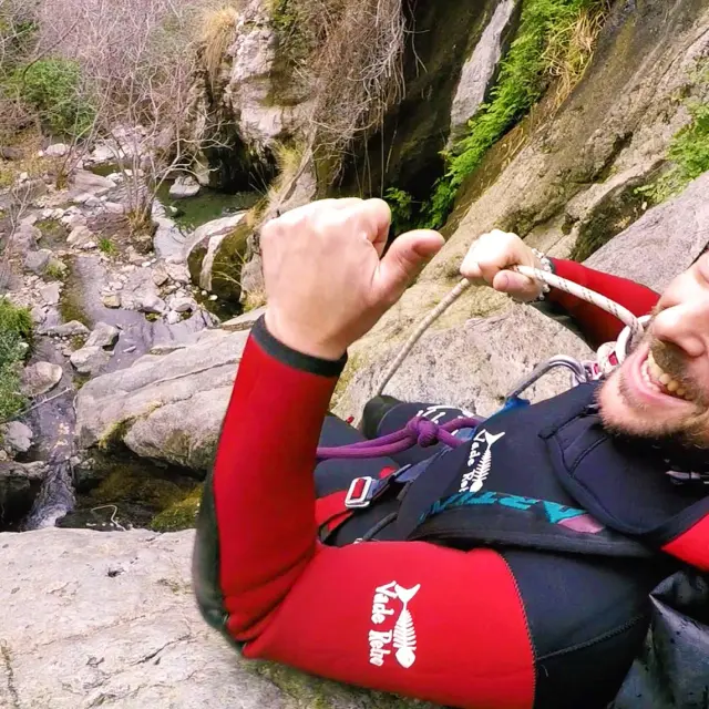 Participant équipé pour le canyoning prêt à descendre en rappel à Thuès-les-Bains.