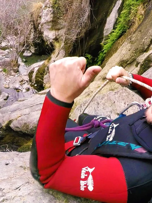 Participant équipé pour le canyoning prêt à descendre en rappel à Thuès-les-Bains.