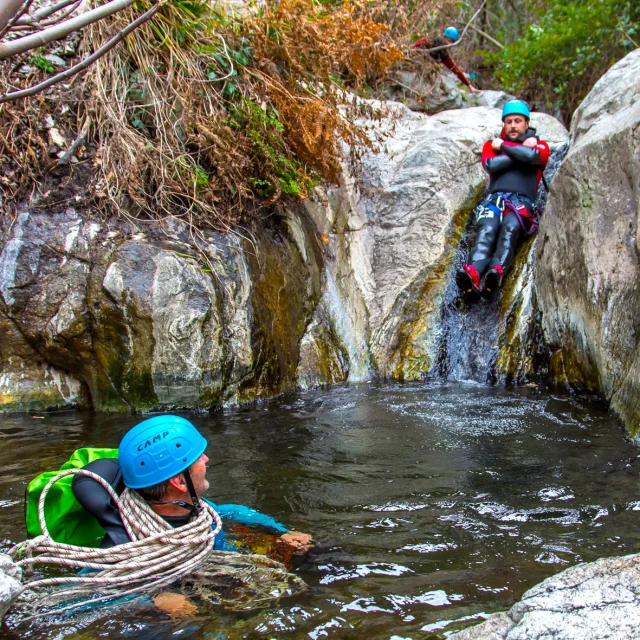 Personne glissant le long d’un toboggan naturel en canyoning à Thuès-les-Bains.