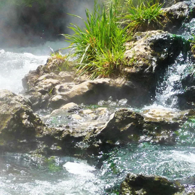 Source d’eau chaude naturelle fumante à Thuès-les-Bains.