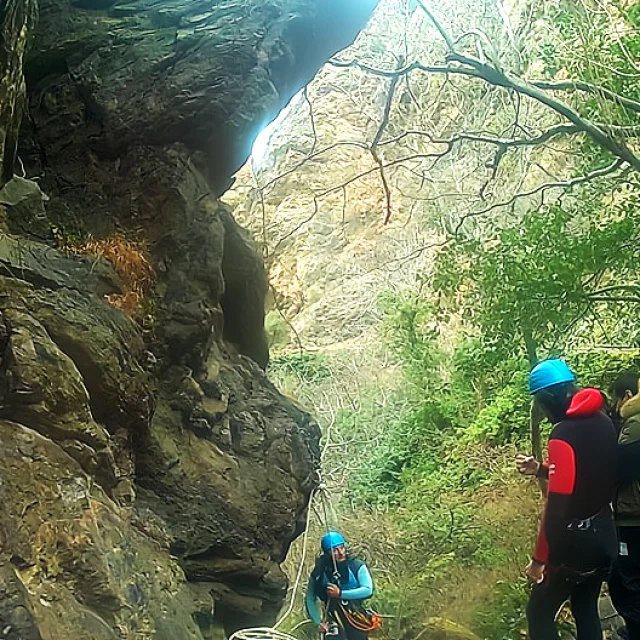 Groupe de canyoning équipé de casques et combinaisons dans une gorge rocheuse à Thuès-les-Bains.