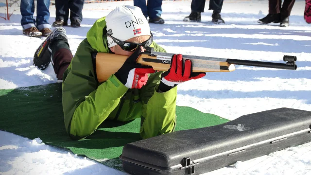 Participant en position couchée lors d’une séance de biathlon à la station nordique du Capcir.