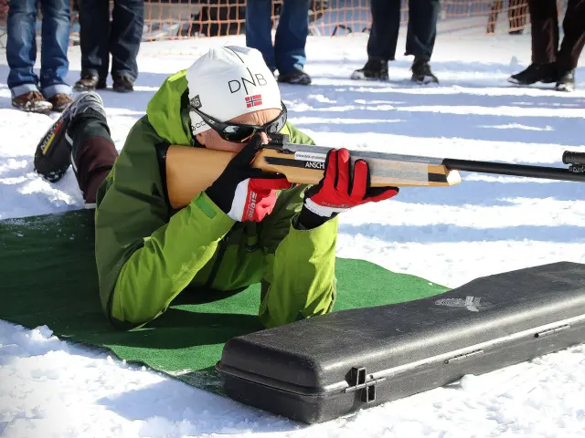 Participant en position couchée lors d’une séance de biathlon à la station nordique du Capcir.