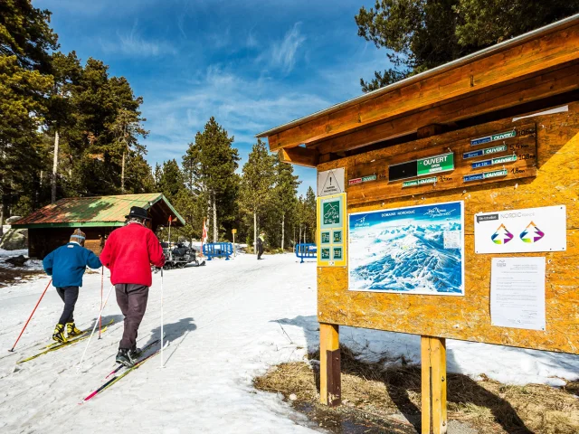 Départ du domaine nordique du Capcir avec deux skieurs de fond.