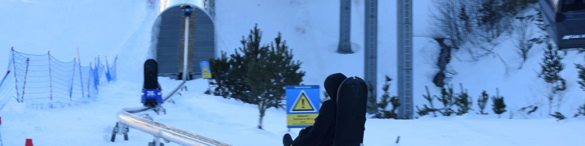 Personnes descendant une piste enneigée à bord de luges sur rail Lou Bac Mountain, à la station de ski des Angles.