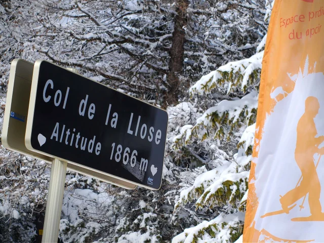 Panneau du Col de la Llose indiquant une altitude de 1866 mètres, sous la neige.