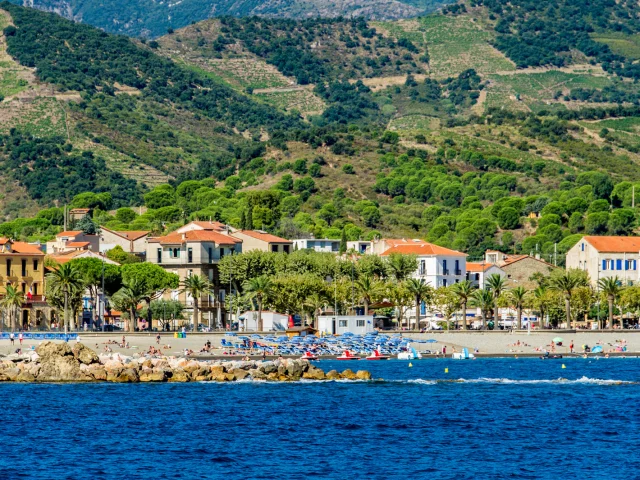 Vue de la plage au pied des collines verdoyantes