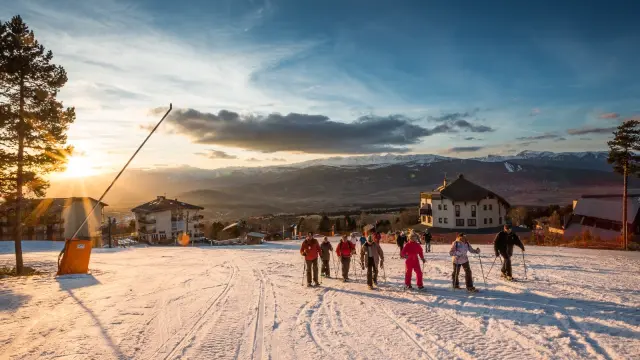 Randonnée découverte du paysage et des sommets des Pyrénées Catalanes au départ d'Eyne, en raquette, en fin de journée et nuit.