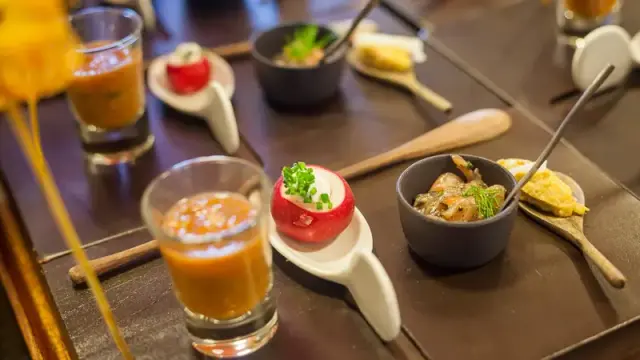 Assortiment de petites bouchées et verrines disposées sur une table.