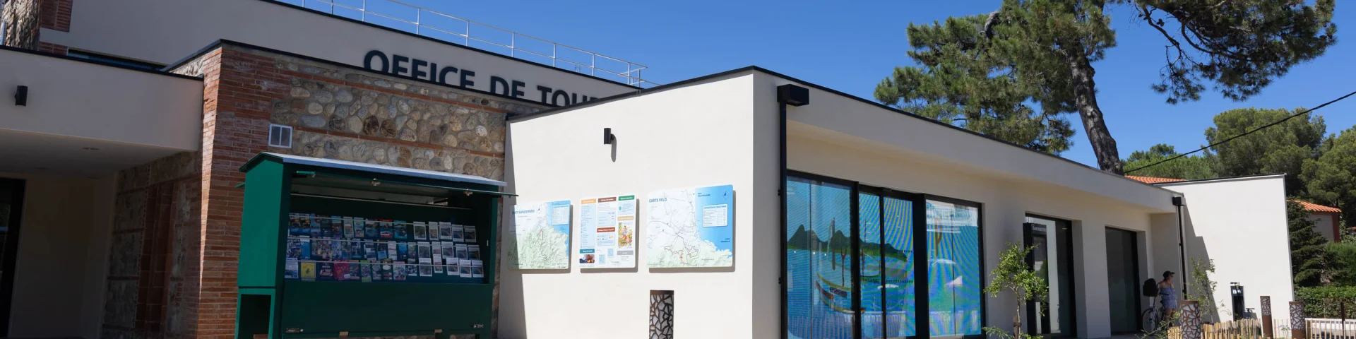Façade moderne de l’office de tourisme d’Argelès-sur-Mer par ciel clair.