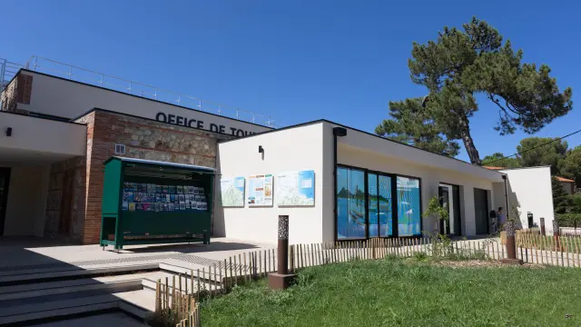 Façade moderne de l’office de tourisme d’Argelès-sur-Mer par ciel clair.