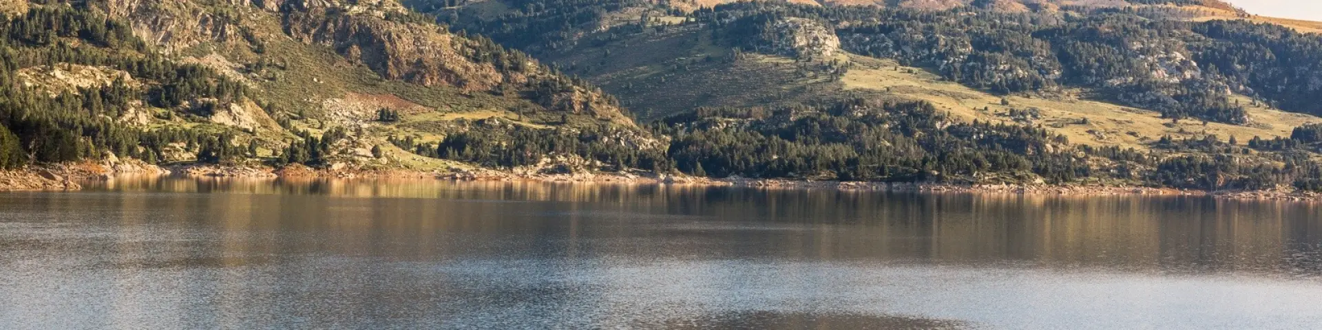 Pêche sur Lac, au Bouillouses, les Pérics en fond. Les Angles.